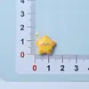 Mini Fofo Amarelo Usando Chapéu Estrela de Cinco Pontas Resina Acessórios DIY Cola de Creme Capa de Celular Presilha de Cabelo Sapato Chapéu Decoração