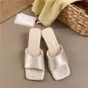 Sandálias slip-on estilo chinês super populares para mulheres, calçados de verão para uso externo, novos sapatos da moda 2026, versáteis, retrô, bordados, com salto alto grosso, tendência