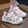 Zapatos infantiles unisex Pato Amarillo, colección verano 2026, malla ligera, transpirables, malla de una sola capa, diseño hueco, adecuados para vadear y actividades acuáticas, zapatillas deportivas para niños