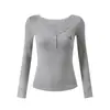 Otoño 2026 Camiseta Base Adelgazante Ajustada Dulce y Picante Cuello en V Diseño de Botones Camiseta Única de Manga Larga para Mujer
