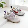 2026 Verano Nuevo Estilo Calados Zapatos Ligeros de Suela Suave Transpirables de Malla Simple para Bebés Tenis Versátiles para Niños 5939