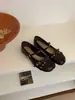 Zapatos Mary Jane con Remaches Retro para Mujer 2026 Otoño Nuevos Suela Plana Punta Cuadrada Correa Única con Hebilla Versátiles para Ir al Trabajo Zapatos Individuales