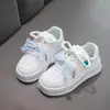 Nuevos Zapatos Infantiles Primavera y Otoño Zapatillas Blancas Versátiles para Niñas Moda Casual Deportiva de Estudiante Tendencia Nicho Mocasines