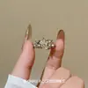 Anillo de forma de diamante adornado con diamantes, moderno y exquisito, con un diseño creativo, de alta gama, de lujo ligero, elegante y con estilo, anillo versátil