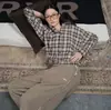 La Versión Correcta de la Nueva Camisa Larga de Manga Larga a Cuadros Holgada Versátil Estilo 26 de Dongdaemun, Corea, que se Puede Combinar con un Traje