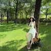 Atuendo de Viaje para Mujeres en el Noroeste de China, Xinjiang y el Oeste de Sichuan: Vestido Blanco de Tirantes de Encaje con Cuello en V, Sexy Vestido Largo Irregular