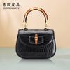 2026 Nuevo Modelo Bolso de Mujer Piel de Cocodrilo Piel Genuina Asa de Bambú Bolso de Mano Color Sólido Moda Simple Bolso de Dama Fuente