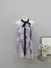 Conjunto de Dos Piezas de Verano: Top sin Mangas y Falda en Bloques de Color Violeta Satín Brillante Uva Helada con Volantes y Lazo