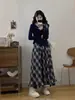 Conjunto de dos piezas para mujer de talla grande: top de otoño nuevo de manga larga con lazo y hombros descubiertos y falda suelta a cuadros que estiliza