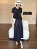Conjunto de Ropa para Mujer: Un Conjunto de Dos Piezas Adelgazante y Elegante con una Camiseta de Manga Corta de Retazos y una Falda de Moda, un Popular Conjunto Estilo Miyake