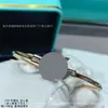 Pulseira T dupla de alta qualidade para mulheres, totalmente cravejada com diamantes, feita de madrepérola branca natural, superfície lisa, acabamento de precisão CNC, luxo leve, versátil, disponível para atacado de transmissões ao vivo