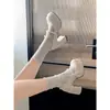 Sapatos Brancos de Salto Alto Grosso Estilo Francês para Mulheres, Novo Modelo Primavera e Outono 2025, Adequados para Combinar com Vestidos, Sapatos Mary Jane Aumentadores de Altura para Mulheres Baixas