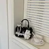 Bolsa de hombro para axilas linda estilo coreano chica caliente del milenio 2026 nueva bolsa cruzada de nicho bolso de mano ligero con lunares