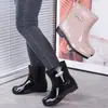 Botas de chuva estilo minimalista, de cano curto, com sola grossa, impermeáveis, da moda, de cano alto, para inverno, femininas, com sola grossa e duráveis