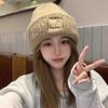 Gorro de otoño e invierno para mujer, gorro de punto cálido con letras, protección para las orejas rizadas, circunferencia de cabeza grande, gorro de lana, estilo coreano, versátil, color frío, gorro para el frío
