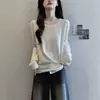Roupas femininas de outono plus size: suéter estiloso de gola redonda com um design único, apresentando um caimento elegante e um efeito emagrecedor
