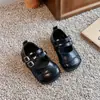 Zapatos pequeños de cuero de color liso para niñas, nuevo estilo 2026, zapatos de actuación, suela suave, antideslizantes, para bebés, niñas pequeñas y niñas mayores, zapatos de vestir de moda