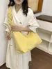 Bolso de axila de gran capacidad estilo coreano para mujer, nuevo modelo 2026, bolso simple de lona de nylon, bolso de hombro y cruzado plisado