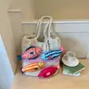 Bolso tote tejido para mujer, gran capacidad, decorado con peces de dibujos animados, bolso de hombro moderno y versátil, bolso de mano para vacaciones