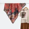 En stock: Pañuelo cuadrado de estilo francés con estampado étnico de 90 cm, un diseño retro para mujer, perfecto para el verano, con una lujosa mezcla de seda y lana.. Disponible al por mayor