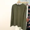 Foto real da nova camiseta listrada color block de manga longa para mulheres, adequada para primavera e outono, estilo coreano, corte solto, blusa base afina a silhueta, top estilo casual