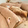 Nuevo juego de ropa de cama de cuatro piezas de grado A para 2026, seguro para bebés, con forro de felpa, engrosado, de terciopelo de leche y suave, cálido, con un estampado fresco y ligero para uso doméstico
