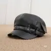 Gorra de visera de cuero estilo vintage británico con hebilla de remache para mujer, modelo nuevo 2026, circunferencia de cabeza grande, adelgazante, a la moda