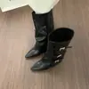 Botas femininas pretas de bico fino, salto grosso e perna larga, com um estiloso design de fivela de cinto, estilo montaria de cano alto, e comprimento que não chega ao joelho, em estilo cowboy ocidental