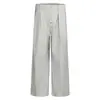 Calça de terno plissada de cintura alta, com botões na braguilha frontal, listras verticais cinza claro e fivela quadrada, perna larga, casual, masculina