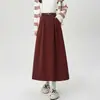 Foto real de falda de pana para mujer, nueva falda A de longitud media vintage para otoño/invierno 2026 que cubre las caderas y tiene un dobladillo grande