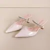 Sandálias de salto fashion para o verão com strass, bico fino, calcanhar aberto, novo estilo 2026, chinelos femininos, toque de luxo