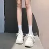 Tênis de Skate Retrô Feminino com Solado Grosso Casual Versátil para Todas as Estações Pequenos Tênis Brancos Respiráveis Esportivos Tendência Tênis Esportivos Universais para Todas as Estações