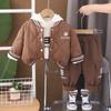 Conjunto de tres piezas con letras bordadas en la espalda gruesa con forro polar de invierno para niños de 2024, traje bonito para bebés, ropa para niños