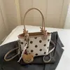 Bolsa balde casual e moderna para o dia a dia, com design de bolinhas, para o outono e inverno de 2026, um item em alta.