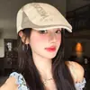 Gorra Plana de Malla con Bordado de Letras de Verano Moda Casual Circunferencia de Cabeza Grande Diaria Alta Gama Boina Pico de Pato Sombrero para Mujer