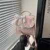 Mochila feminina de temperamento doce e fofo, estilo coreano, moderna e versátil, bolsa de ombro pequena elegante com renda de bolinhas para viagens e deslocamento