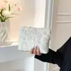 Bolsa de Maquiagem de Grande Capacidade com Design de Nicho para Mulheres 2025 Nova Bolsa de Mão Moda Única Doce Coração Pequena Bolsa