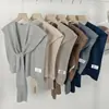 Elegante chal fino de punto al estilo de las celebridades de internet coreanas, hecho de mezcla de lana, adecuado para llevar en capas sobre un chaleco o camisa estilo vacacional