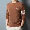 Suéter Masculino Outono e Inverno 2024 Gola Redonda Meia-idade Estilo Casual Coreano Camisa Base Listrada Vestuário Masculino