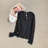 Camiseta básica minimalista de outono e inverno com gola redonda e mangas compridas, T-shirt simples e elegante de corte justo, top casual versátil para usar por baixo de outras peças, ins