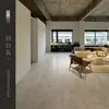 Piso de Madera Compuesta Reforzada con Microcemento Sala de Exposición Uso Doméstico y Comercial Piso Estilo Wabi-Sabi Crema Resistente al Agua y al Desgaste Piso de Madera