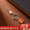 Novo Estilo Chinês Tendência Nacional Talismã Tai Sui Corrente de Celular Chaveiro para Pendurar no Carro Estilo Étnico Pingente de Vidro Colorido Moderno e Versátil