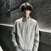 Chaqueta deconstruida gris de estilo funcional con cuello alto, diseñada para hombres, adecuada para el otoño, con una silueta cuadrada de la alta calle americana e ideal para actividades al aire libre.