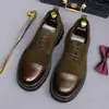 Sapatos masculinos de couro genuíno, estilo retrô britânico, bico redondo, acabamento em camurça desgastada, construção em três peças, couro bovino de alta qualidade, respirável, sapatos casuais de couro para homens