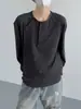 Estilo casual: Camiseta gris de manga larga con cuello Henley para hombre, perfecta para atuendos de otoño, creando un look fresco y sofisticado como capa base