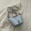 Bolso Cubo de Mimbre Chic de Moda para Mujer 2026 Invierno Nuevo Estilo Elegante Color Sólido de Alto Valor Bolso de Hombro de Nicho