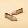Sapatos Femininos de Salto Baixo Elegantes Versáteis da Moda 2026 Outono Novo Couro Macio Boca Rasa Solado Macio Sapatos de Mãe Mocassins Femininos