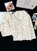 Conjunto de loungewear infantil fino e leve para primavera e outono, com um cardigã de manga comprida e um conjunto de pijama de algodão estilo coreano com estampa de nuvens para meninas