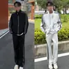 Outono 2026 Conjunto de Duas Peças com Capuz e Zíper Três Listras Masculino e Feminino Luxo Leve Estilo de Rua Conjunto Casual de Moda
