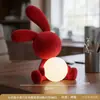 Luz de Noche de Conejo Lindo Recubierta de Terciopelo Rojo Adorno de Escritorio de Resina Decoración de Dormitorio Forma Creativa de Animal